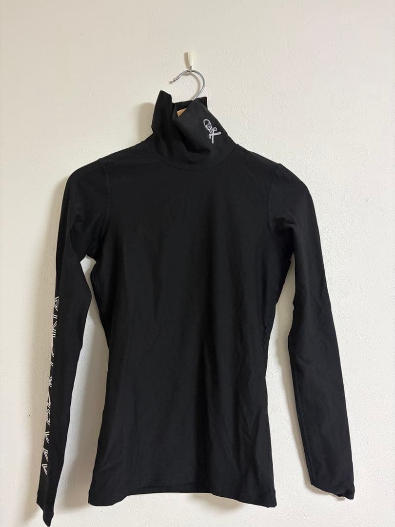 MARK & LONA ブラック タートルネックシャツ